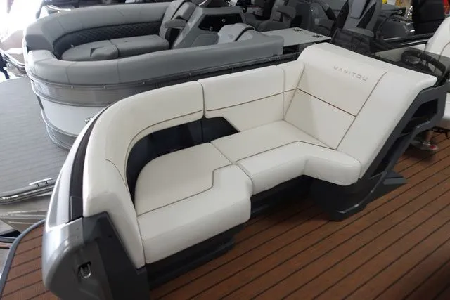 Slide: The Image of Manitou Explore 22 Max Navigator Tritoon 2025 - 4