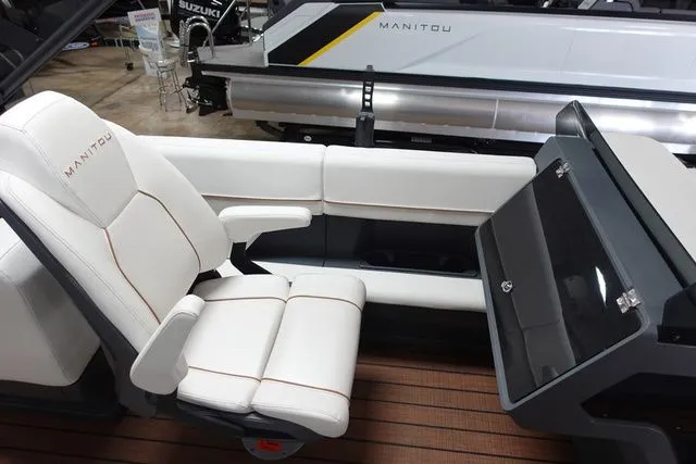 Slide: The Image of Manitou Explore 22 Max Navigator Tritoon 2025 - 5
