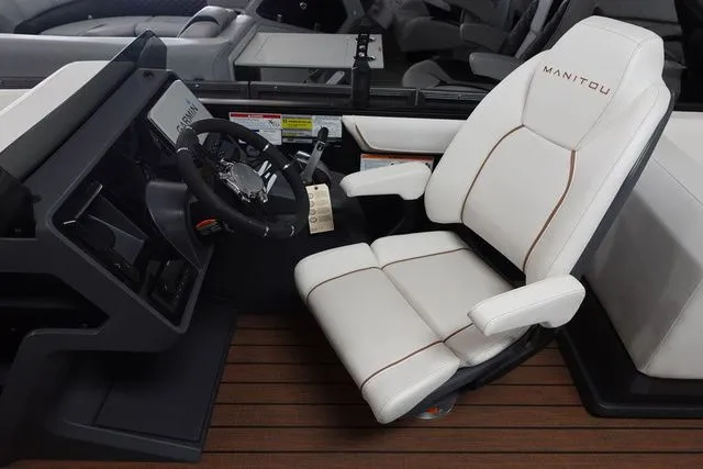 Slide: The Image of Manitou Explore 22 Max Navigator Tritoon 2025 - 6