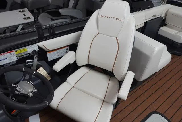Slide: The Image of Manitou Explore 22 Max Navigator Tritoon 2025 - 8