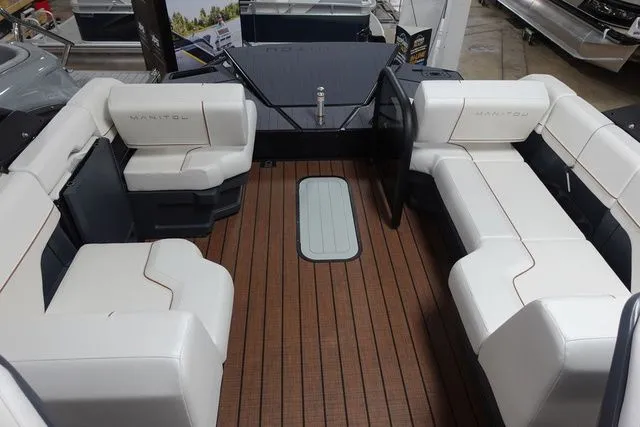 Slide: The Image of Manitou Explore 22 Max Navigator Tritoon 2025 - 9