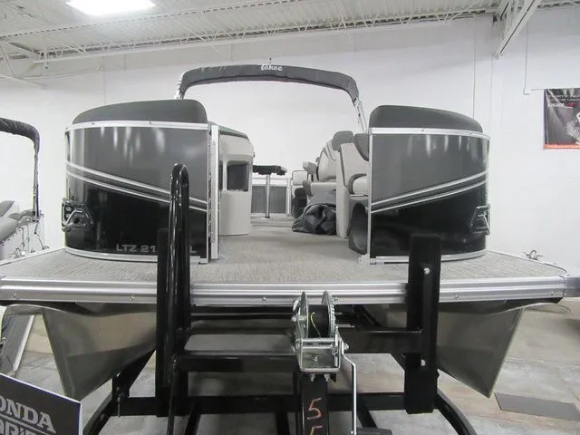 Slide: The Image of Tahoe LTZ Quad Lounger 21 FT 2023 - 2