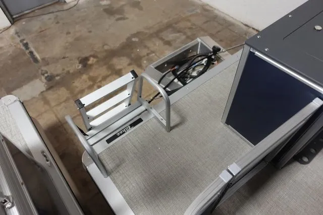 Slide: The Image of Tahoe STX Quad Fish 19 FT 2024 - 18