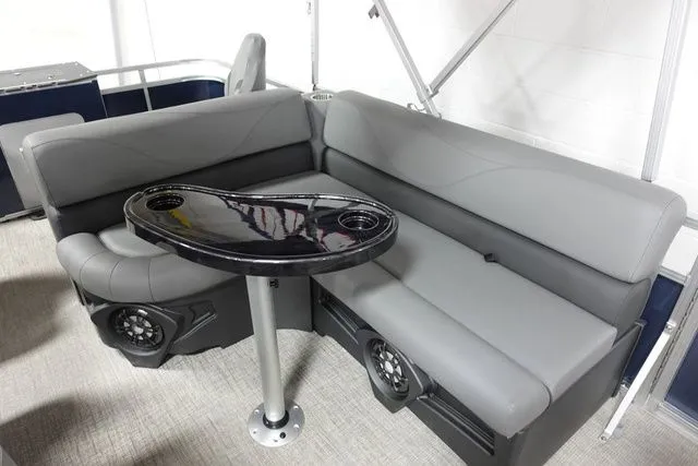 Slide: The Image of Tahoe STX Quad Fish 19 FT 2024 - 9