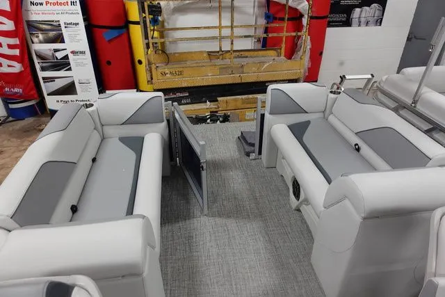 Slide: The Image of Tahoe Sport Quad Lounger 21 FT 2025 - 13