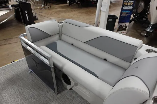 Slide: The Image of Tahoe Sport Quad Lounger 21 FT 2025 - 6