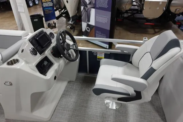 Slide: The Image of Tahoe Sport Quad Lounger 21 FT 2025 - 9