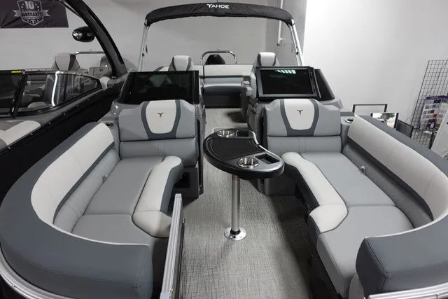 The Image of Tahoe Cascade Elite Windhsield 25 Tritoon 2025 - 1