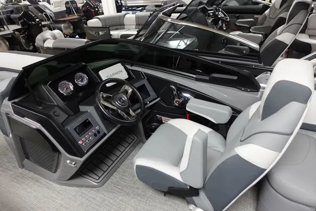 Slide: The Image of Tahoe Cascade Elite Windhsield 25 Tritoon 2025 - 10