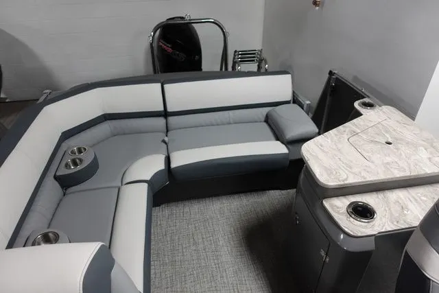 Slide: The Image of Tahoe Cascade Elite Windhsield 25 Tritoon 2025 - 16