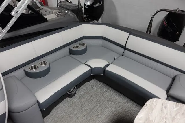 Slide: The Image of Tahoe Cascade Elite Windhsield 25 Tritoon 2025 - 17