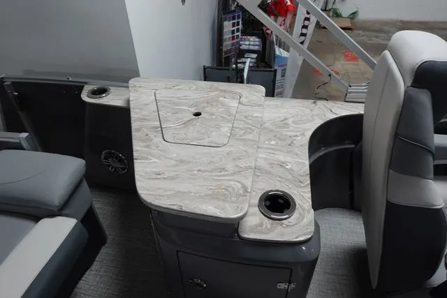 Slide: The Image of Tahoe Cascade Elite Windhsield 25 Tritoon 2025 - 18