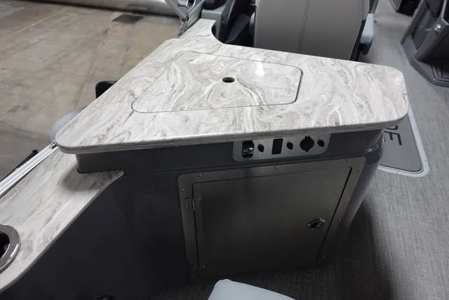 Slide: The Image of Tahoe Cascade Elite Windhsield 25 Tritoon 2025 - 19