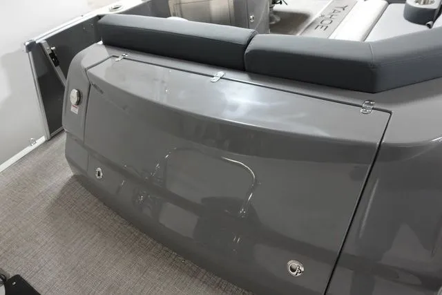 Slide: The Image of Tahoe Cascade Elite Windhsield 25 Tritoon 2025 - 20