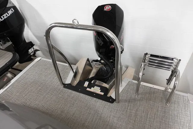 Slide: The Image of Tahoe Cascade Elite Windhsield 25 Tritoon 2025 - 21