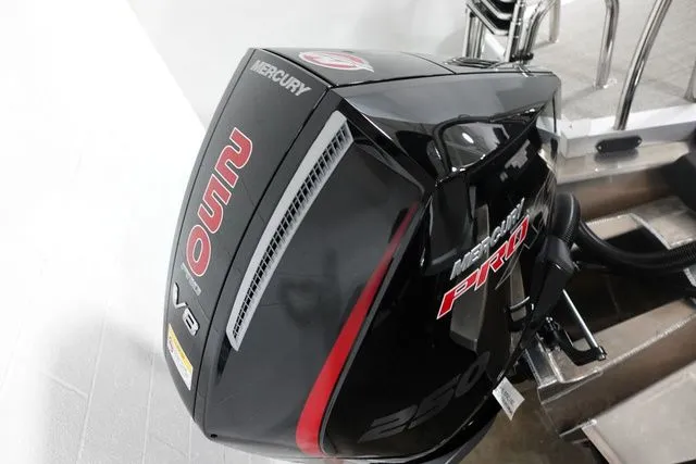 Slide: The Image of Tahoe Cascade Elite Windhsield 25 Tritoon 2025 - 22