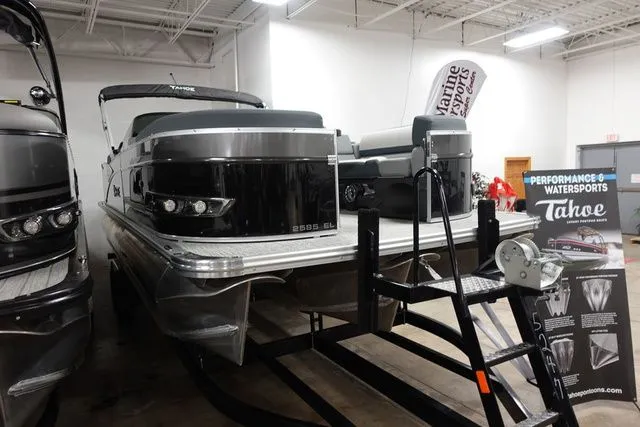 Slide: The Image of Tahoe Cascade Elite Windhsield 25 Tritoon 2025 - 3