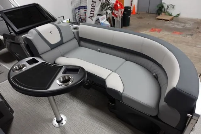 Slide: The Image of Tahoe Cascade Elite Windhsield 25 Tritoon 2025 - 4