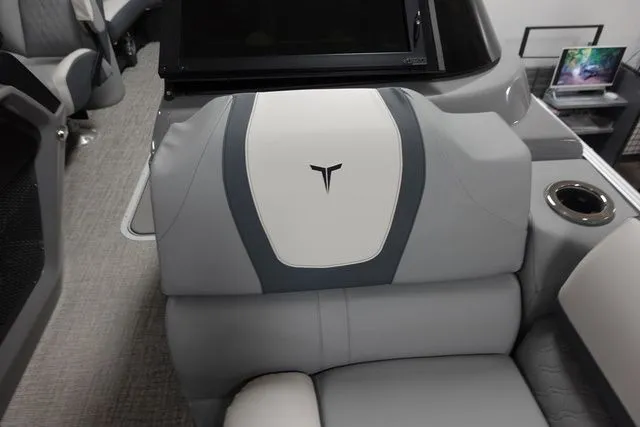 Slide: The Image of Tahoe Cascade Elite Windhsield 25 Tritoon 2025 - 5