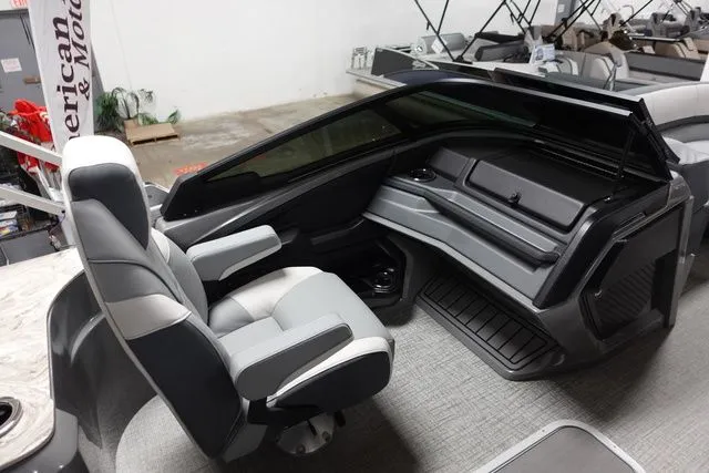 Slide: The Image of Tahoe Cascade Elite Windhsield 25 Tritoon 2025 - 7