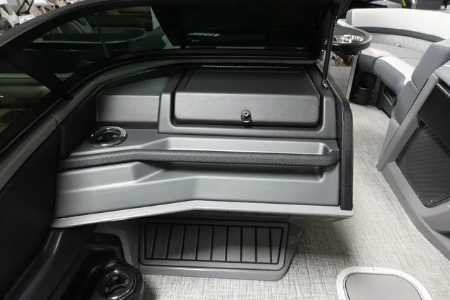 Slide: The Image of Tahoe Cascade Elite Windhsield 25 Tritoon 2025 - 8