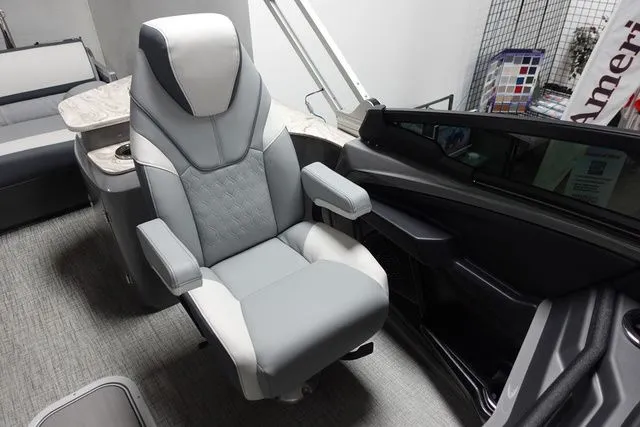 Slide: The Image of Tahoe Cascade Elite Windhsield 25 Tritoon 2025 - 9