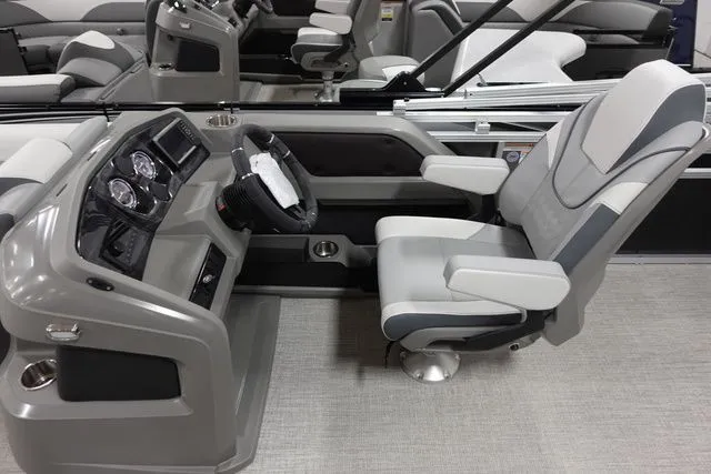 Slide: The Image of Tahoe LTZ Cruise 23 FT 2025 - 10