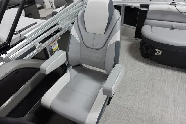 Slide: The Image of Tahoe LTZ Cruise 23 FT 2025 - 11