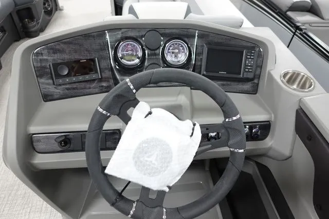 Slide: The Image of Tahoe LTZ Cruise 23 FT 2025 - 12