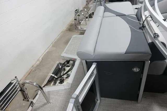 Slide: The Image of Tahoe LTZ Cruise 23 FT 2025 - 16