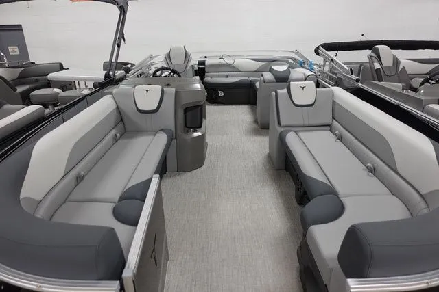 Slide: The Image of Tahoe LTZ Cruise 23 FT 2025 - 3