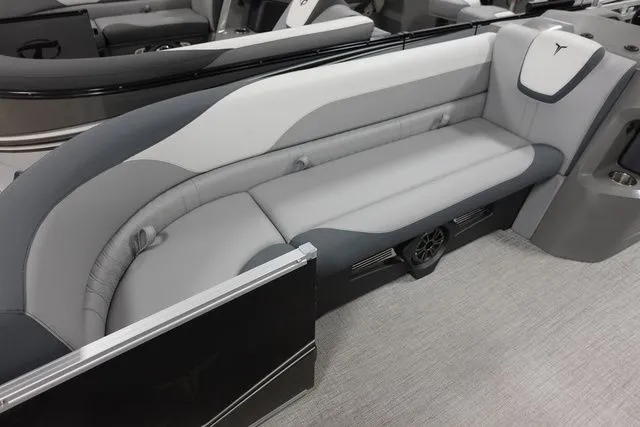 Slide: The Image of Tahoe LTZ Cruise 23 FT 2025 - 4