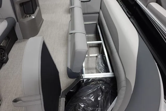 Slide: The Image of Tahoe LTZ Cruise 23 FT 2025 - 6