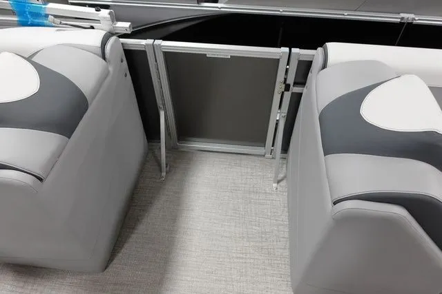 Slide: The Image of Tahoe LTZ Cruise 23 FT 2025 - 9