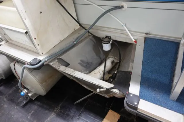 Slide: The Image of Sun Tracker 25 Party Barge 1995 - 17