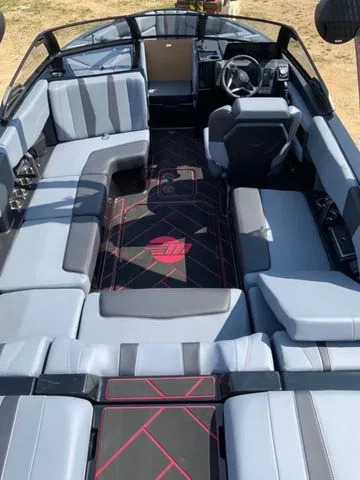 Slide: The Image of Malibu Wakesetter 22 LSV 2025 - 5