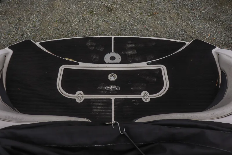 Slide: The Image of 2006 Yamaha Boats SX210 swim platform with black non-slip surface. - 13