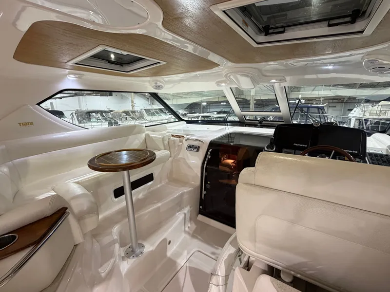 Slide: The Image of Interior of 2008 Tiara Yachts 4300 Sovran with luxurious design. - 32