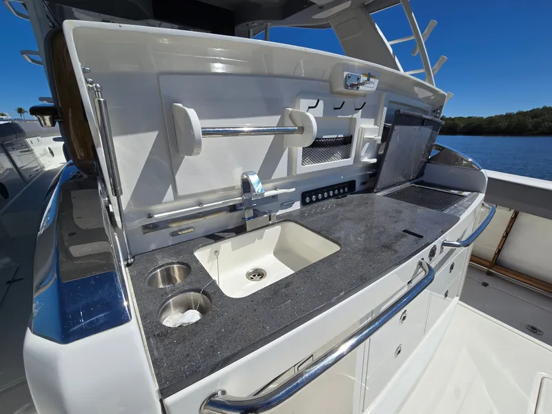 Slide: The Image of Boston Whaler 420 Outrage 2023 - 13