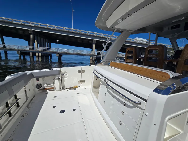 Slide: The Image of Boston Whaler 420 Outrage 2023 - 15