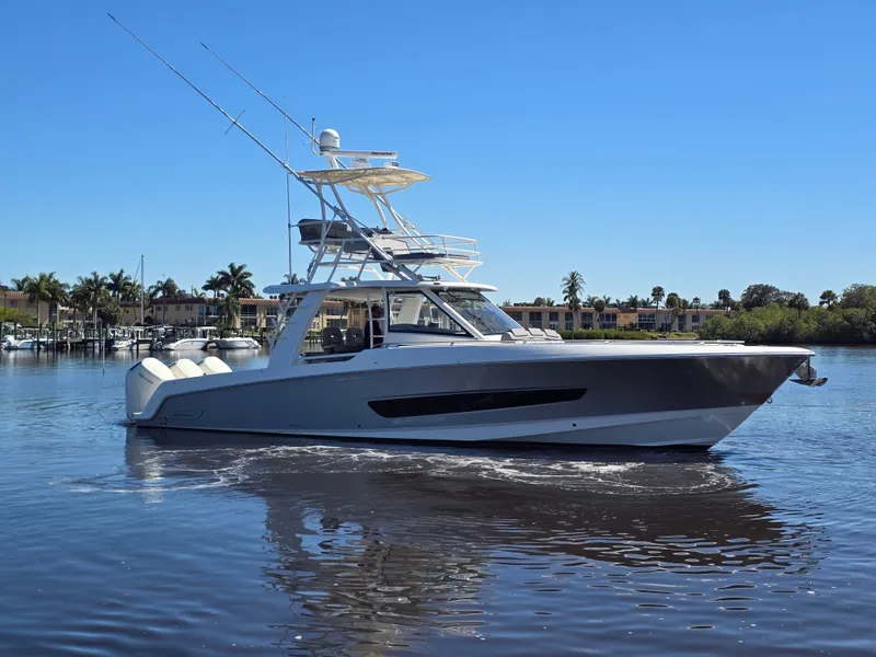 Slide: The Image of Boston Whaler 420 Outrage 2023 - 4