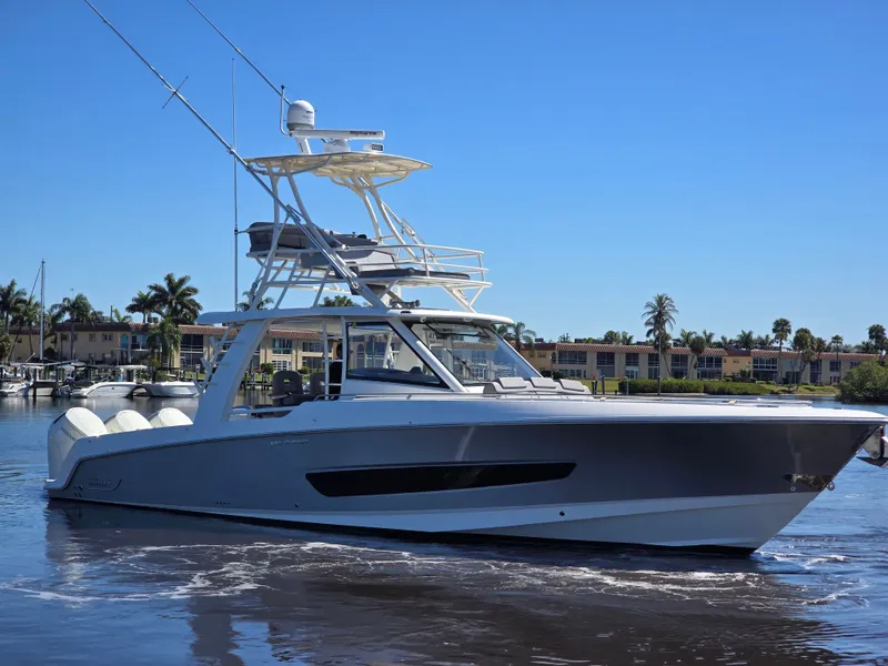 Slide: The Image of Boston Whaler 420 Outrage 2023 - 5