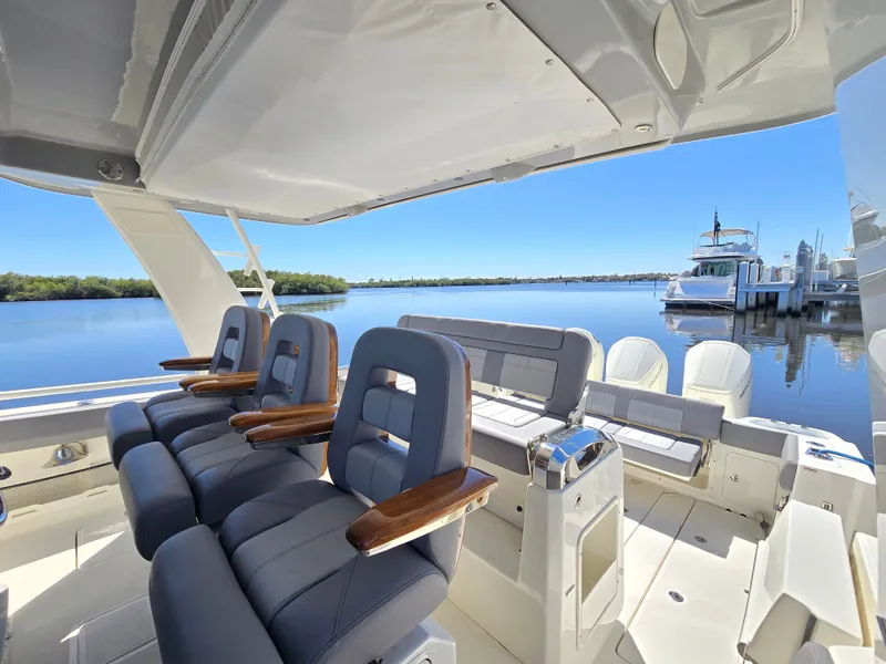 Slide: The Image of Boston Whaler 420 Outrage 2023 - 9