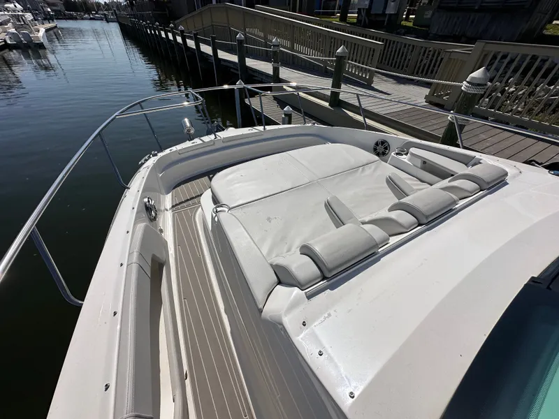 Slide: The Image of Sea Ray Sundancer 320 Outboard 2024 - 13