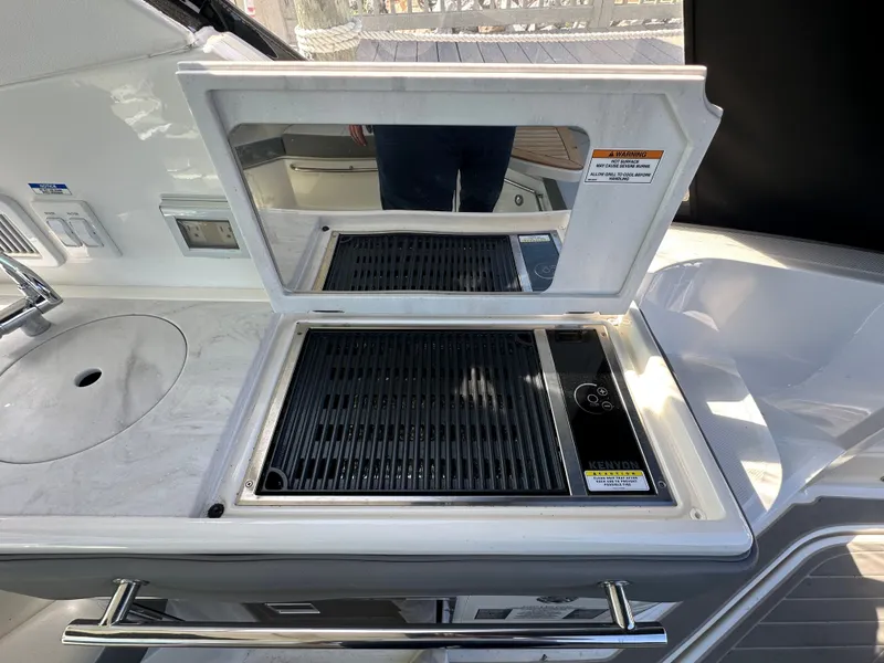 Slide: The Image of Sea Ray Sundancer 320 Outboard 2024 - 19