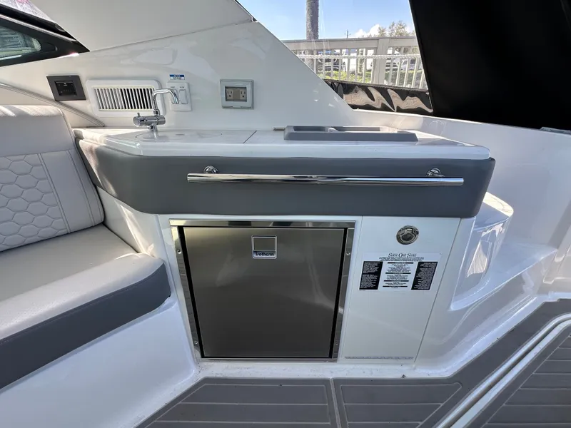 Slide: The Image of Sea Ray Sundancer 320 Outboard 2024 - 20