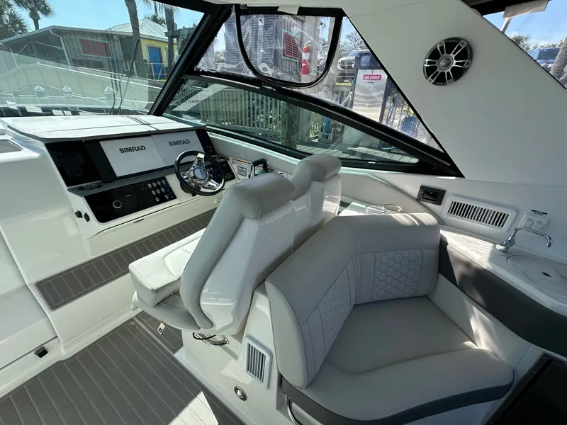 Slide: The Image of Sea Ray Sundancer 320 Outboard 2024 - 21