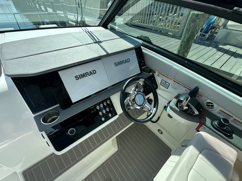Slide: The Image of Sea Ray Sundancer 320 Outboard 2024 - 22