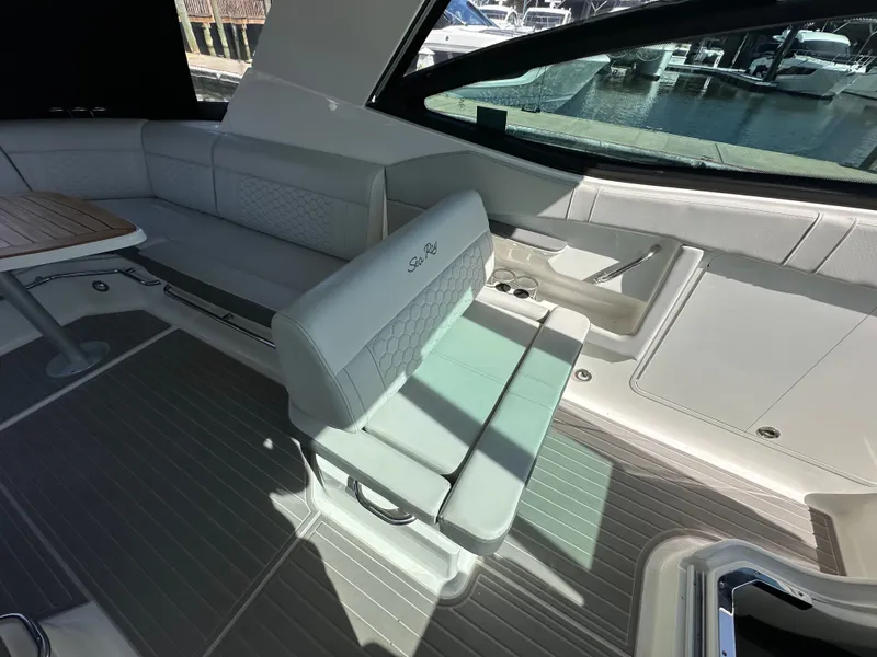 Slide: The Image of Sea Ray Sundancer 320 Outboard 2024 - 28