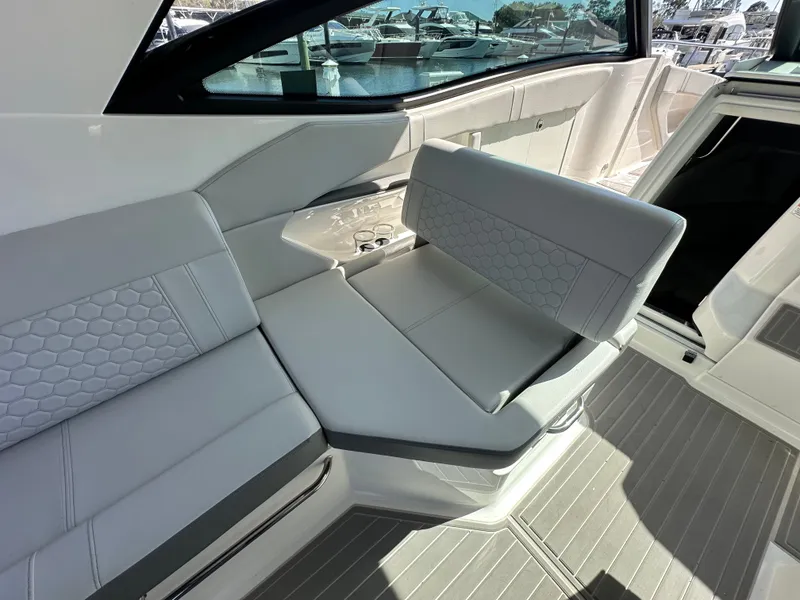 Slide: The Image of Sea Ray Sundancer 320 Outboard 2024 - 29